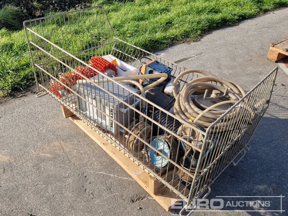 Pallet of Brushes, Pulleys, Pump, Hose - Membangun inventaris: gambar 2 Pallet of Brushes, Pulleys, Pump, Hose - Membangun inventaris: gambar 2