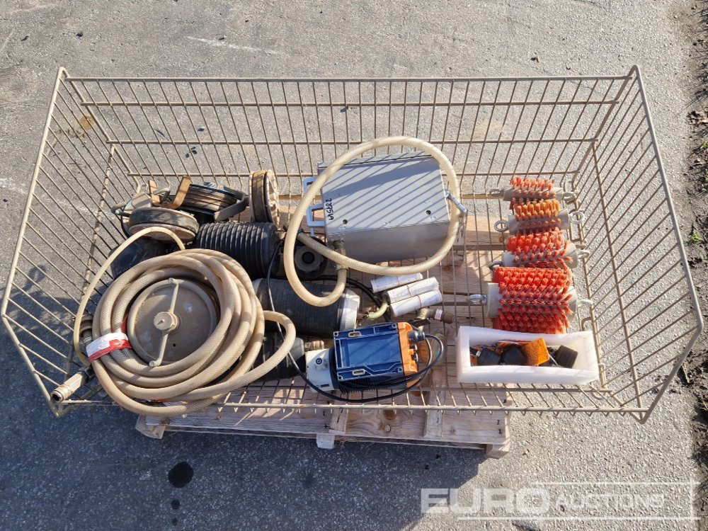 Pallet of Brushes, Pulleys, Pump, Hose - Membangun inventaris: gambar 1 Pallet of Brushes, Pulleys, Pump, Hose - Membangun inventaris: gambar 1