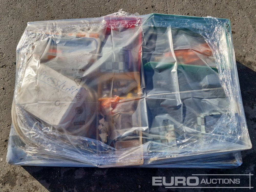 Pallet of Grease Pumps, Chains, Electric Tools, Hoses - Membangun inventaris: gambar 1 Pallet of Grease Pumps, Chains, Electric Tools, Hoses - Membangun inventaris: gambar 1