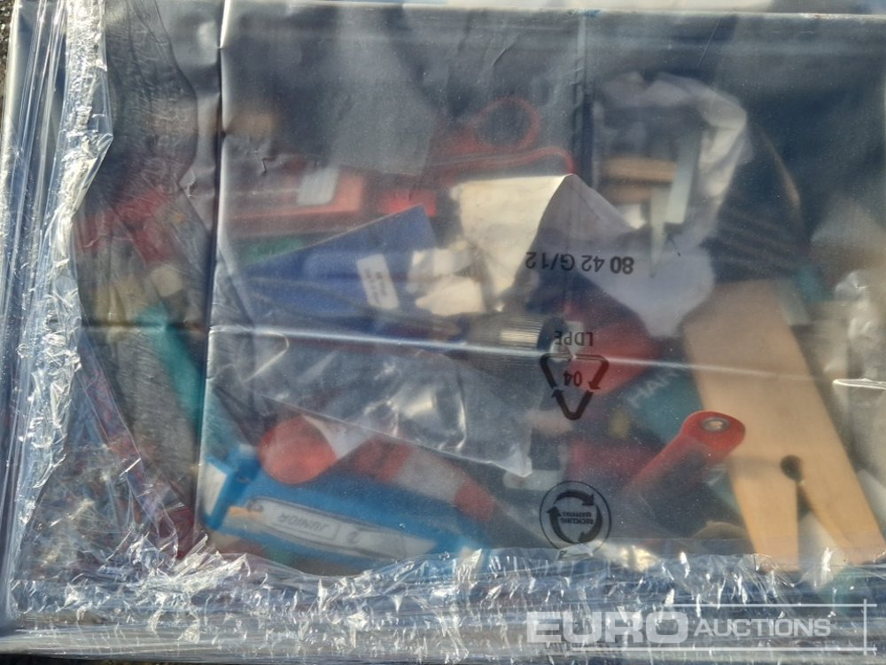 Pallet of Hand Tools, Cables, Saws, Stapler, Blades - Membangun inventaris: gambar 4 Pallet of Hand Tools, Cables, Saws, Stapler, Blades - Membangun inventaris: gambar 4