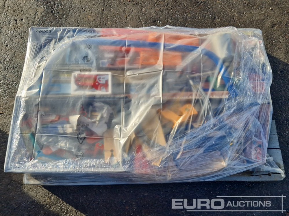 Pallet of Hand Tools, Cables, Saws, Stapler, Blades - Membangun inventaris: gambar 1 Pallet of Hand Tools, Cables, Saws, Stapler, Blades - Membangun inventaris: gambar 1