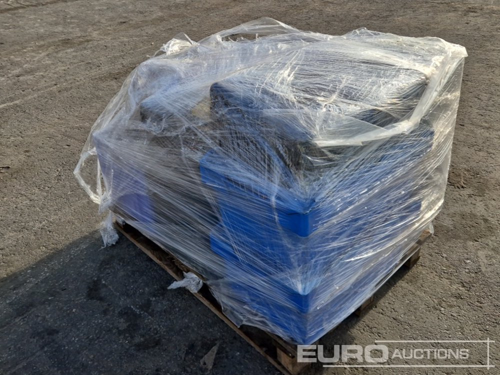 Pallet of Levelling Equipment, Remote Controls - Membangun inventaris: gambar 2 Pallet of Levelling Equipment, Remote Controls - Membangun inventaris: gambar 2