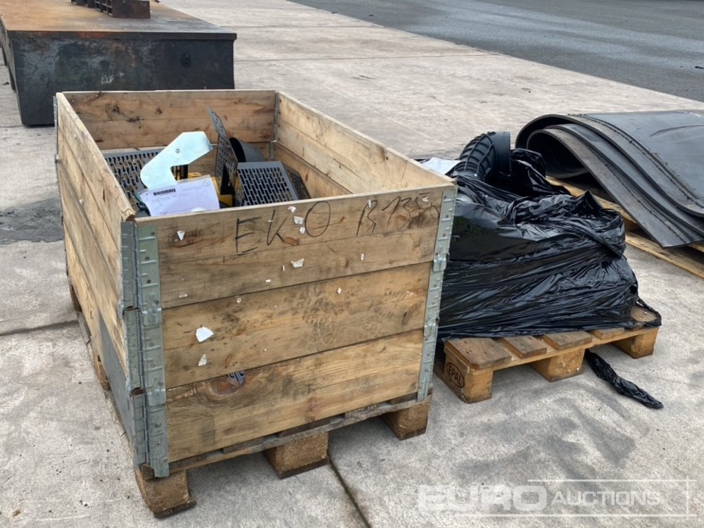 Pallet of Filter Housing, Pipe Work, Radiator to suit CAT (2 of) - Suku cadang untuk Peralatan konstruksi: gambar 4 Pallet of Filter Housing, Pipe Work, Radiator to suit CAT (2 of) - Suku cadang untuk Peralatan konstruksi: gambar 4