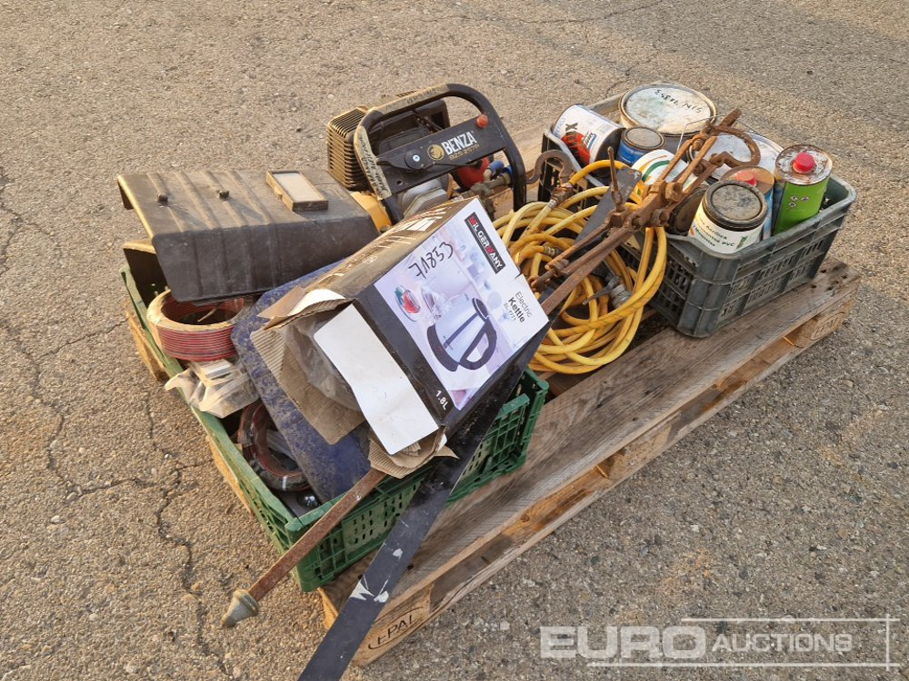 Pallet of Welding Machine, Welding Masks, Generator, Tubs of Paint - Membangun inventaris: gambar 2 Pallet of Welding Machine, Welding Masks, Generator, Tubs of Paint - Membangun inventaris: gambar 2