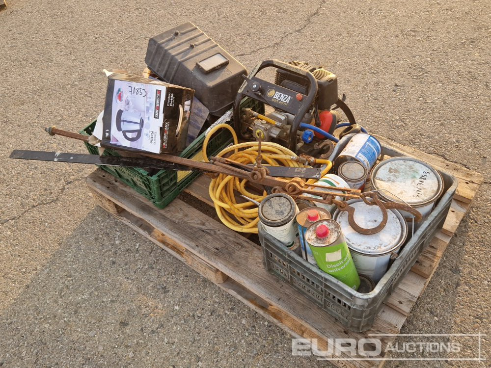 Pallet of Welding Machine, Welding Masks, Generator, Tubs of Paint - Membangun inventaris: gambar 1 Pallet of Welding Machine, Welding Masks, Generator, Tubs of Paint - Membangun inventaris: gambar 1
