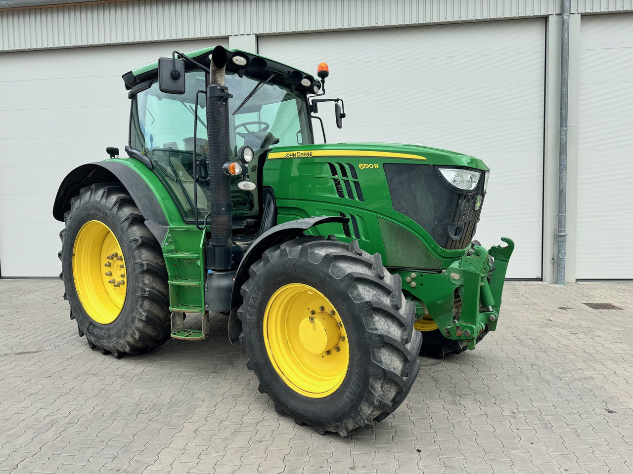 Traktor John Deere 6190 R: gambar 1