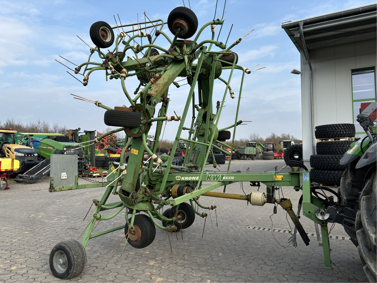 Krone KWT 10.50 / 8 x 7 Heuwender - Tedder/ Menyapu: gambar 5 Krone KWT 10.50 / 8 x 7 Heuwender - Tedder/ Menyapu: gambar 5