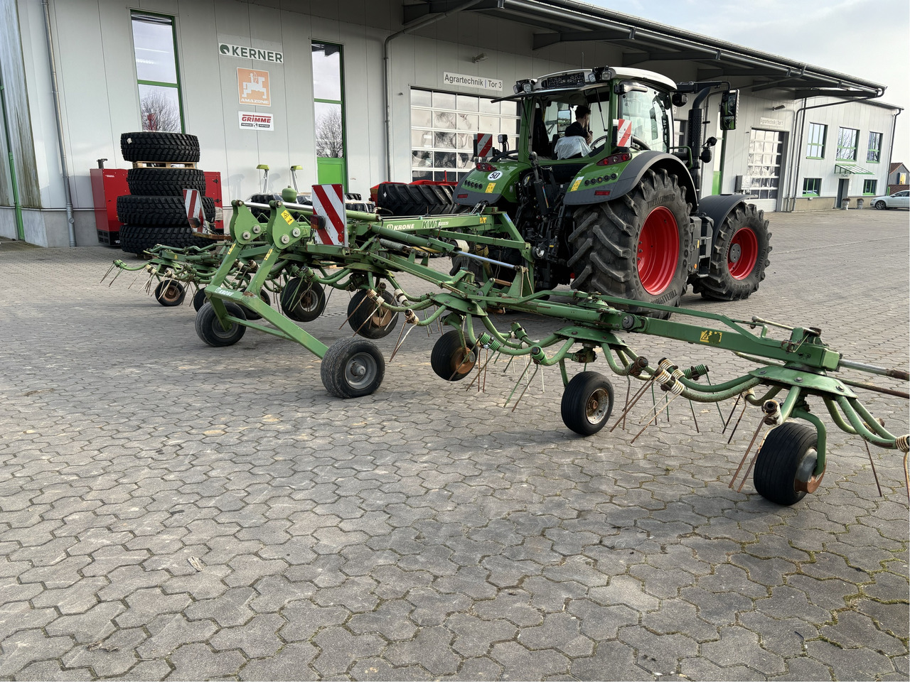 Krone KWT 10.50 / 8 x 7 Heuwender - Tedder/ Menyapu: gambar 3 Krone KWT 10.50 / 8 x 7 Heuwender - Tedder/ Menyapu: gambar 3