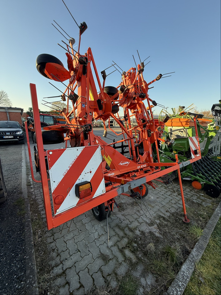 Kuhn Heuwender GF 8702 - Tedder/ Menyapu: gambar 4 Kuhn Heuwender GF 8702 - Tedder/ Menyapu: gambar 4