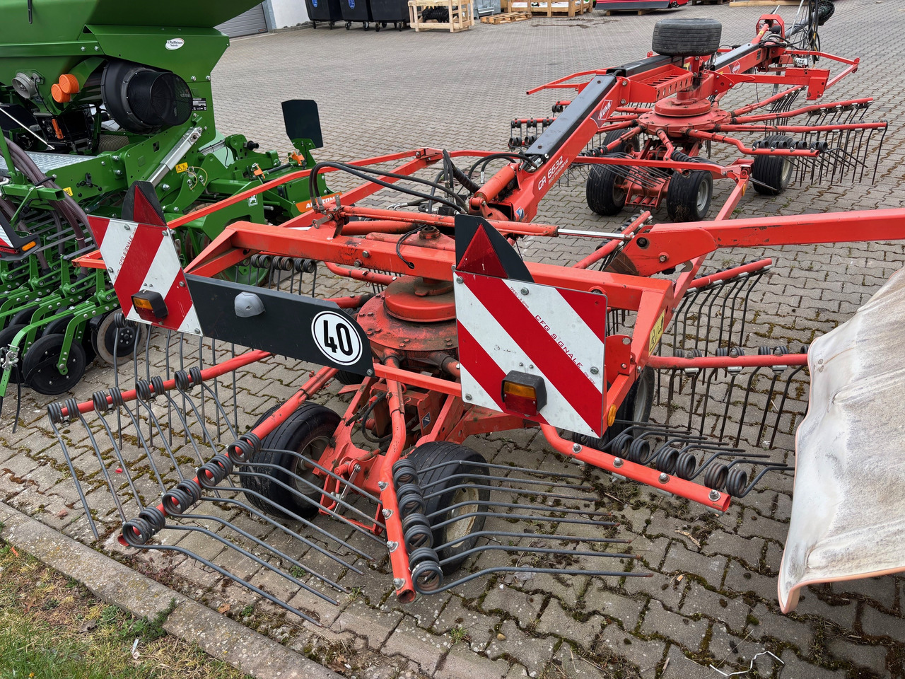 Kuhn Schwader 6632 - Tedder/ Menyapu: gambar 3 Kuhn Schwader 6632 - Tedder/ Menyapu: gambar 3