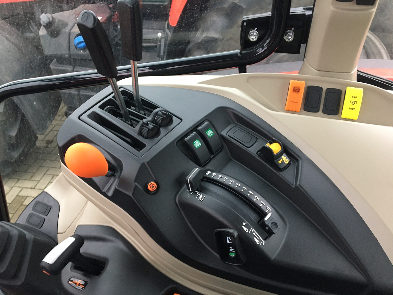 Massey Ferguson 5711 M Dyna-4 4WD Essent - Traktor: gambar 2 Massey Ferguson 5711 M Dyna-4 4WD Essent - Traktor: gambar 2