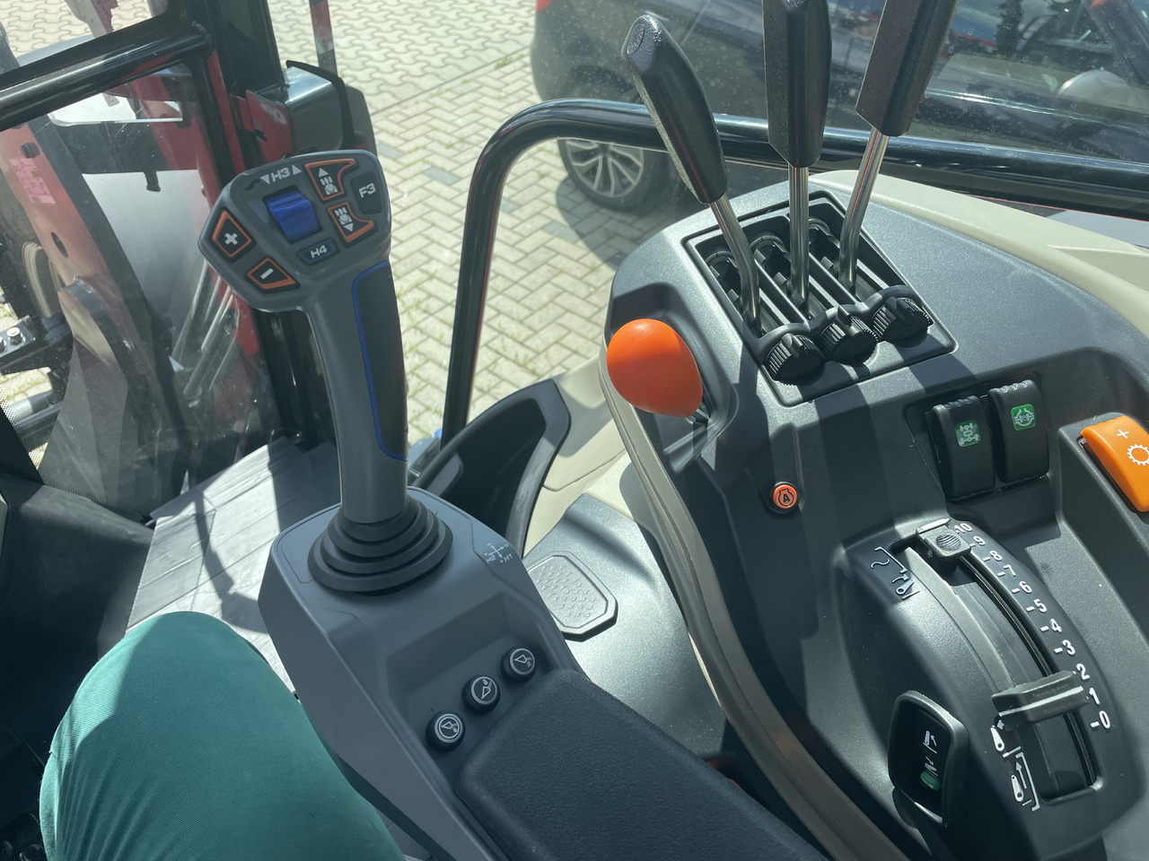 Massey Ferguson 5711M Dyna-4 4WD Cab - Traktor: gambar 4 Massey Ferguson 5711M Dyna-4 4WD Cab - Traktor: gambar 4