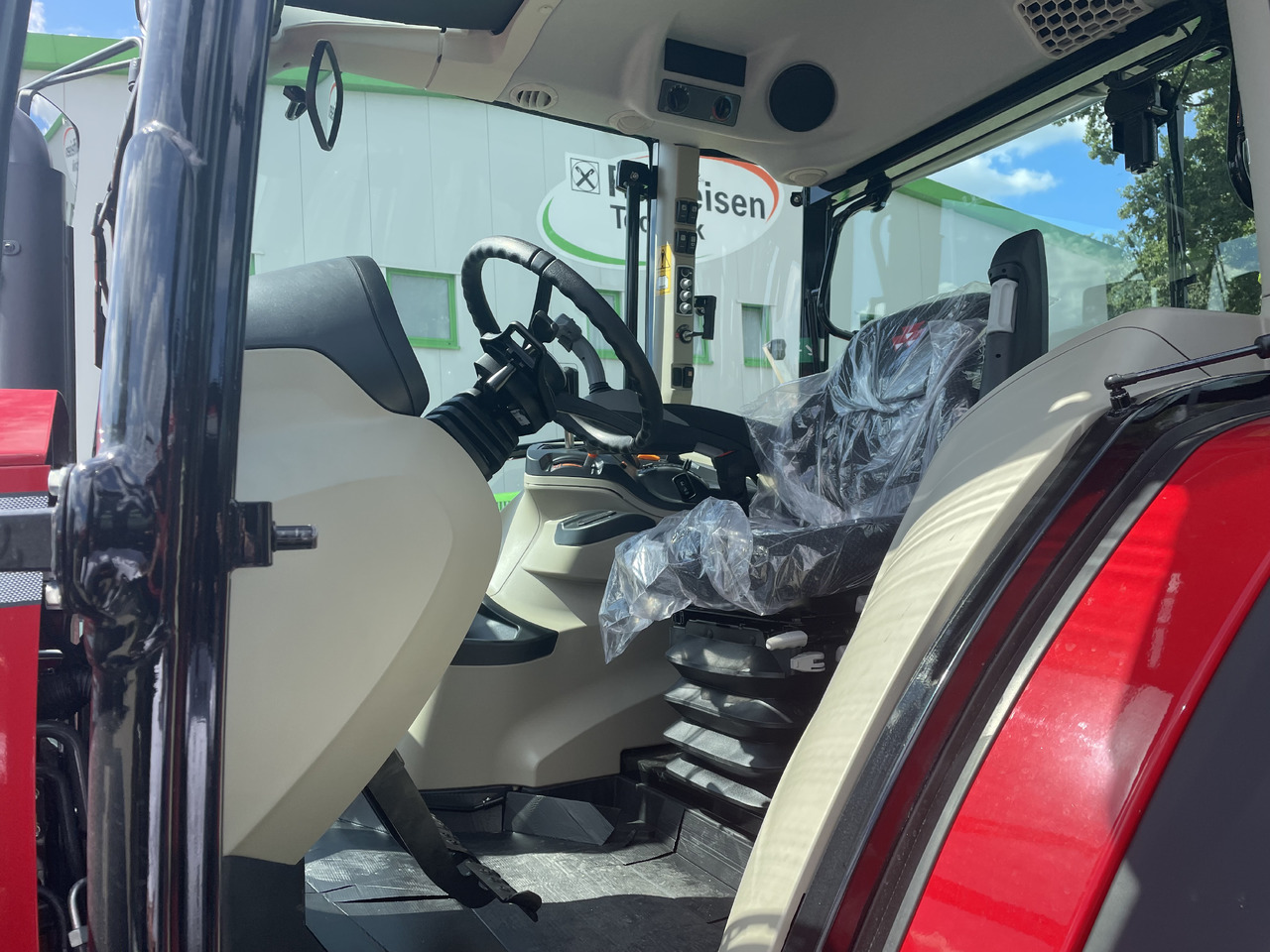 Massey Ferguson 5711M Dyna-4 4WD Cab - Traktor: gambar 3 Massey Ferguson 5711M Dyna-4 4WD Cab - Traktor: gambar 3