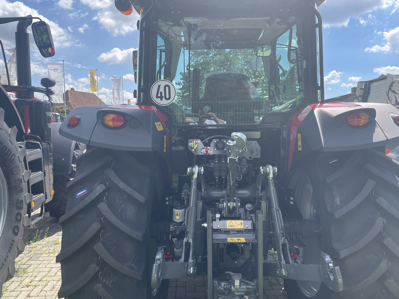 Massey Ferguson 5711M Dyna-4 4WD Cab - Traktor: gambar 2 Massey Ferguson 5711M Dyna-4 4WD Cab - Traktor: gambar 2