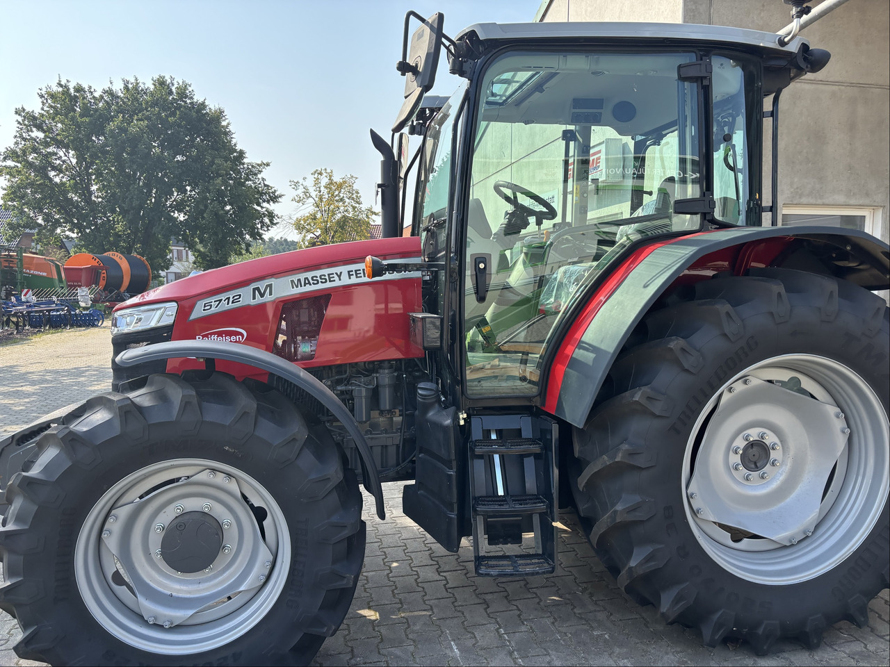 Massey Ferguson 5712M 4WD Cab Essential - Traktor: gambar 3 Massey Ferguson 5712M 4WD Cab Essential - Traktor: gambar 3