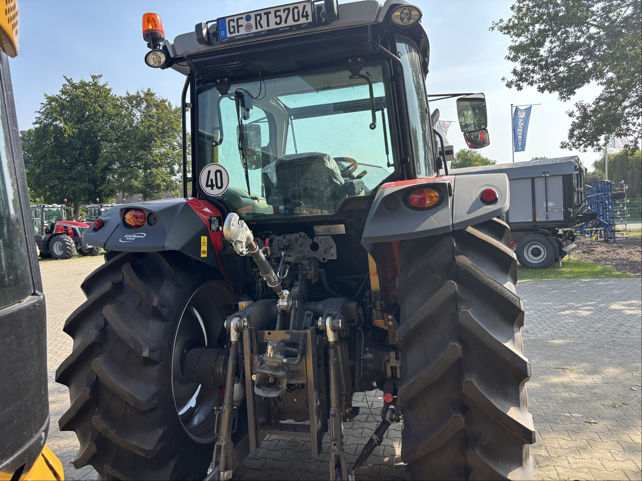 Massey Ferguson 5712M 4WD Cab Essential - Traktor: gambar 4 Massey Ferguson 5712M 4WD Cab Essential - Traktor: gambar 4