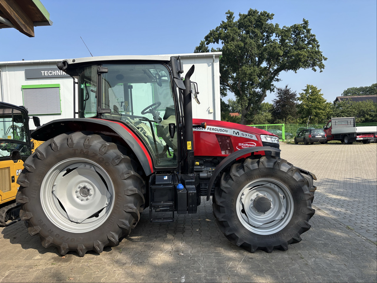 Massey Ferguson 5712M 4WD Cab Essential - Traktor: gambar 1 Massey Ferguson 5712M 4WD Cab Essential - Traktor: gambar 1