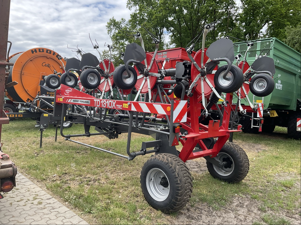 Massey Ferguson TD 1310X TRC - Tedder/ Menyapu: gambar 1 Massey Ferguson TD 1310X TRC - Tedder/ Menyapu: gambar 1