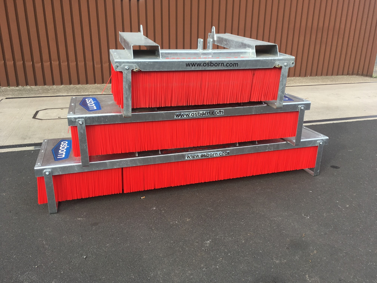 Osborn Broomate Megamate APR-300 - Pemuat depan untuk traktor: gambar 1 Osborn Broomate Megamate APR-300 - Pemuat depan untuk traktor: gambar 1