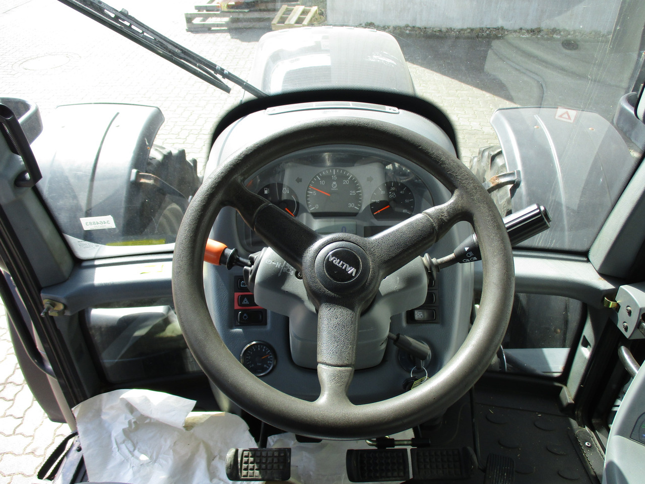 Valtra T 213 - Traktor: gambar 3 Valtra T 213 - Traktor: gambar 3