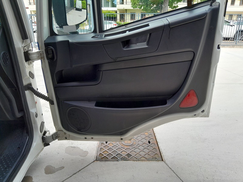 Iveco Stralis AT HI-ROAD - Kabin dan interior untuk Truk: gambar 4 Iveco Stralis AT HI-ROAD - Kabin dan interior untuk Truk: gambar 4