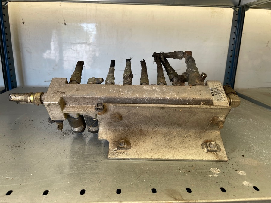 NEW HOLLAND VALVES KPM TYPE: 8KWE5A-30/G24WR-825A - Katup rem untuk Truk: gambar 1 NEW HOLLAND VALVES KPM TYPE: 8KWE5A-30/G24WR-825A - Katup rem untuk Truk: gambar 1