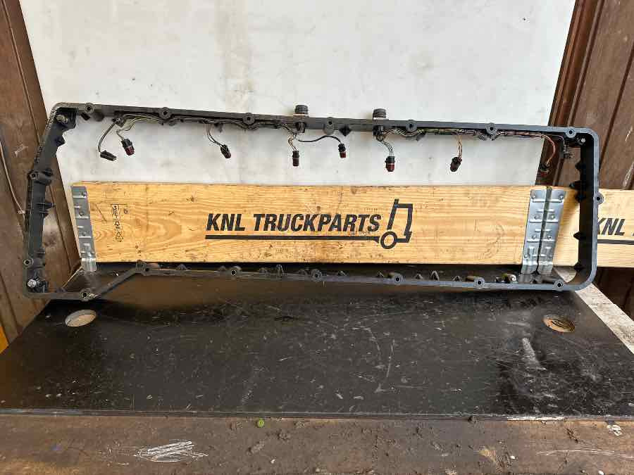 VOLVO VALVE COVER 22103872 - Suku Cadang Mesin untuk Truk: gambar 2 VOLVO VALVE COVER 22103872 - Suku Cadang Mesin untuk Truk: gambar 2