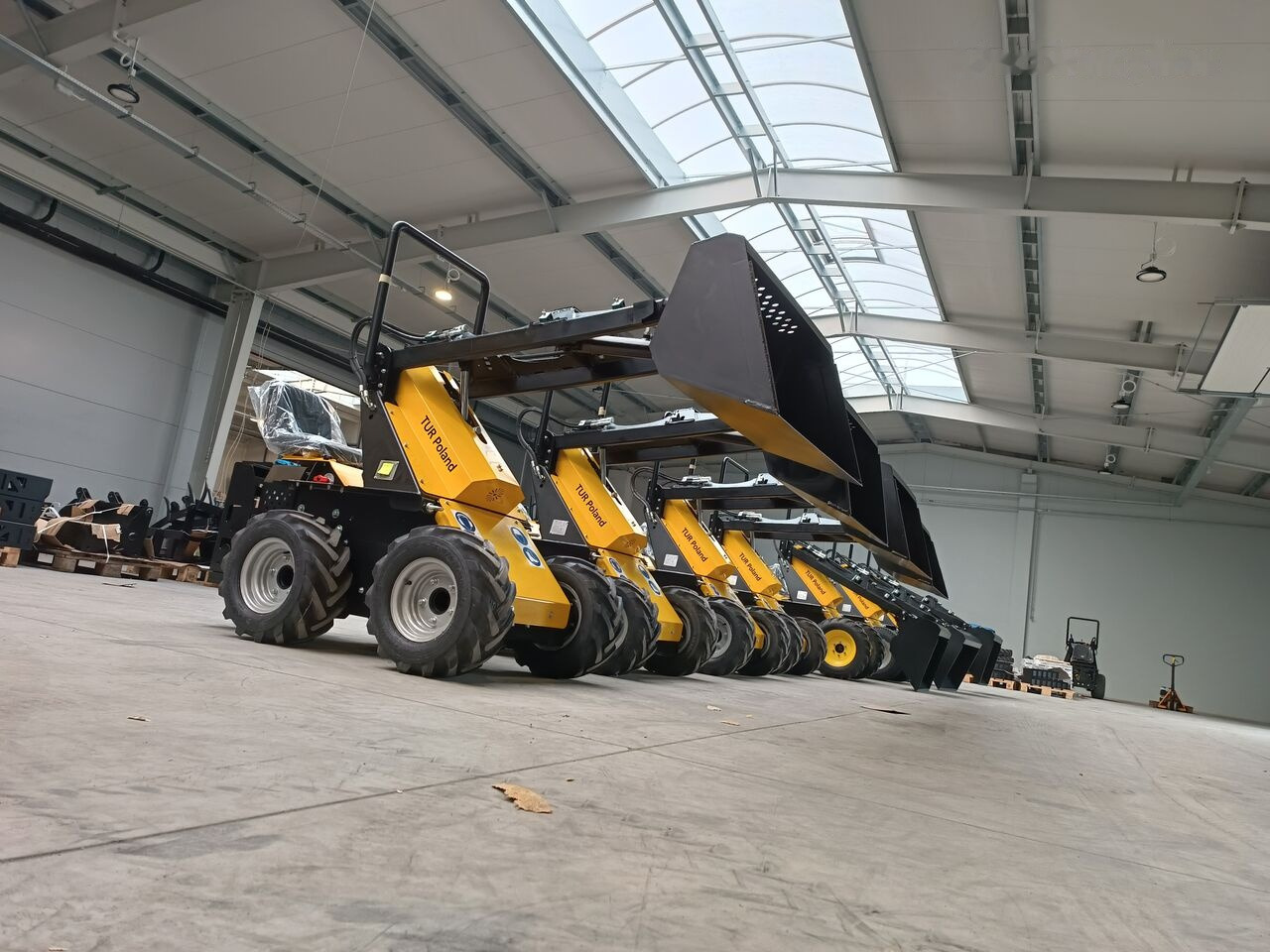 Tur Poland Mini Loader TUR N 520 Mini Hoflader Kompaktlader Briggs&Stratton - Skid steer: gambar 1 Tur Poland Mini Loader TUR N 520 Mini Hoflader Kompaktlader Briggs&Stratton - Skid steer: gambar 1