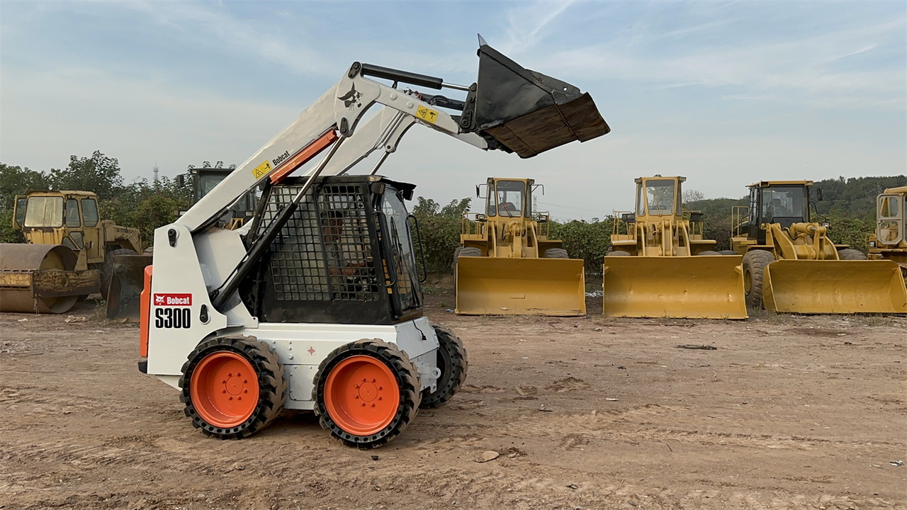 BOBCAT S300 - Skid steer: gambar 1 BOBCAT S300 - Skid steer: gambar 1