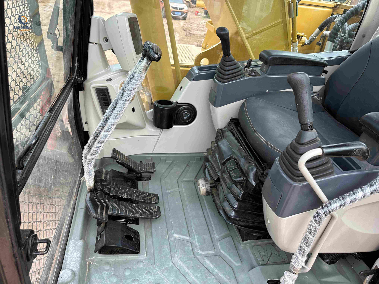 Ekskavator perayap CAT 320CL with hammer: gambar 10