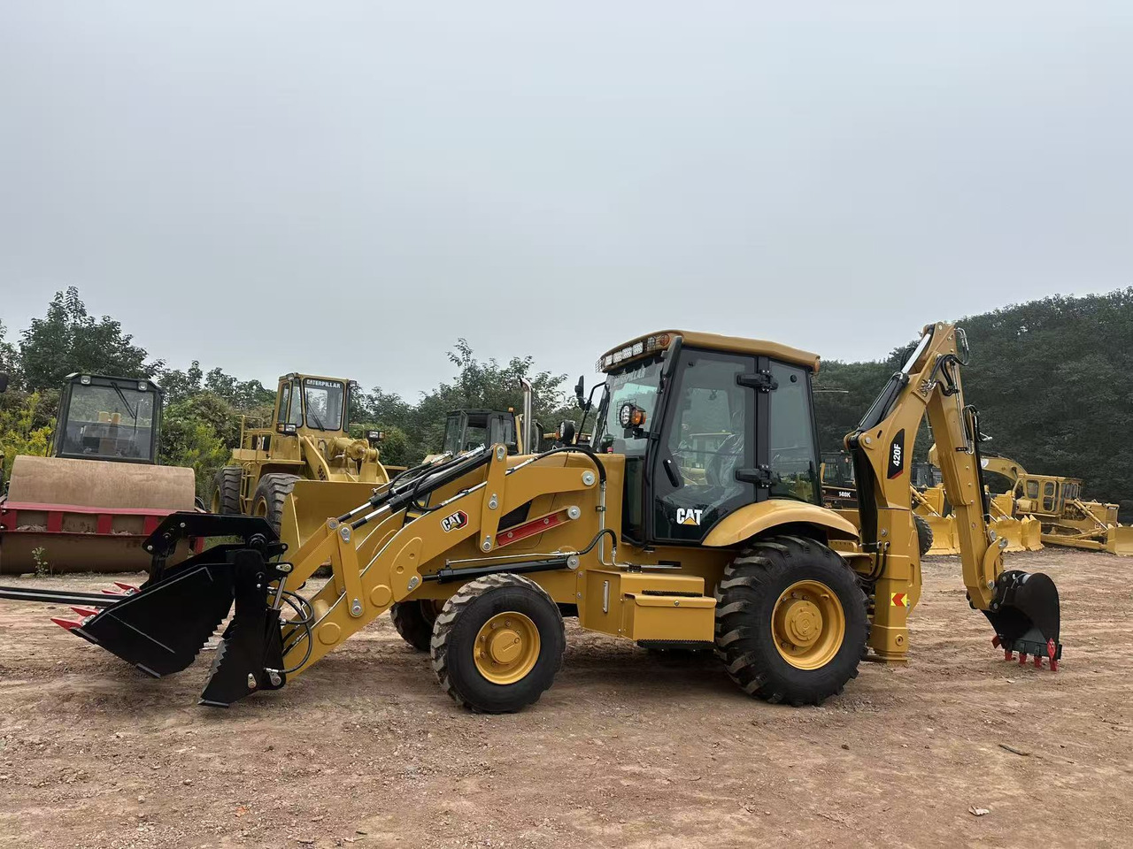 CATERPILLAR 420F2 - Backhoe loader: gambar 1 CATERPILLAR 420F2 - Backhoe loader: gambar 1