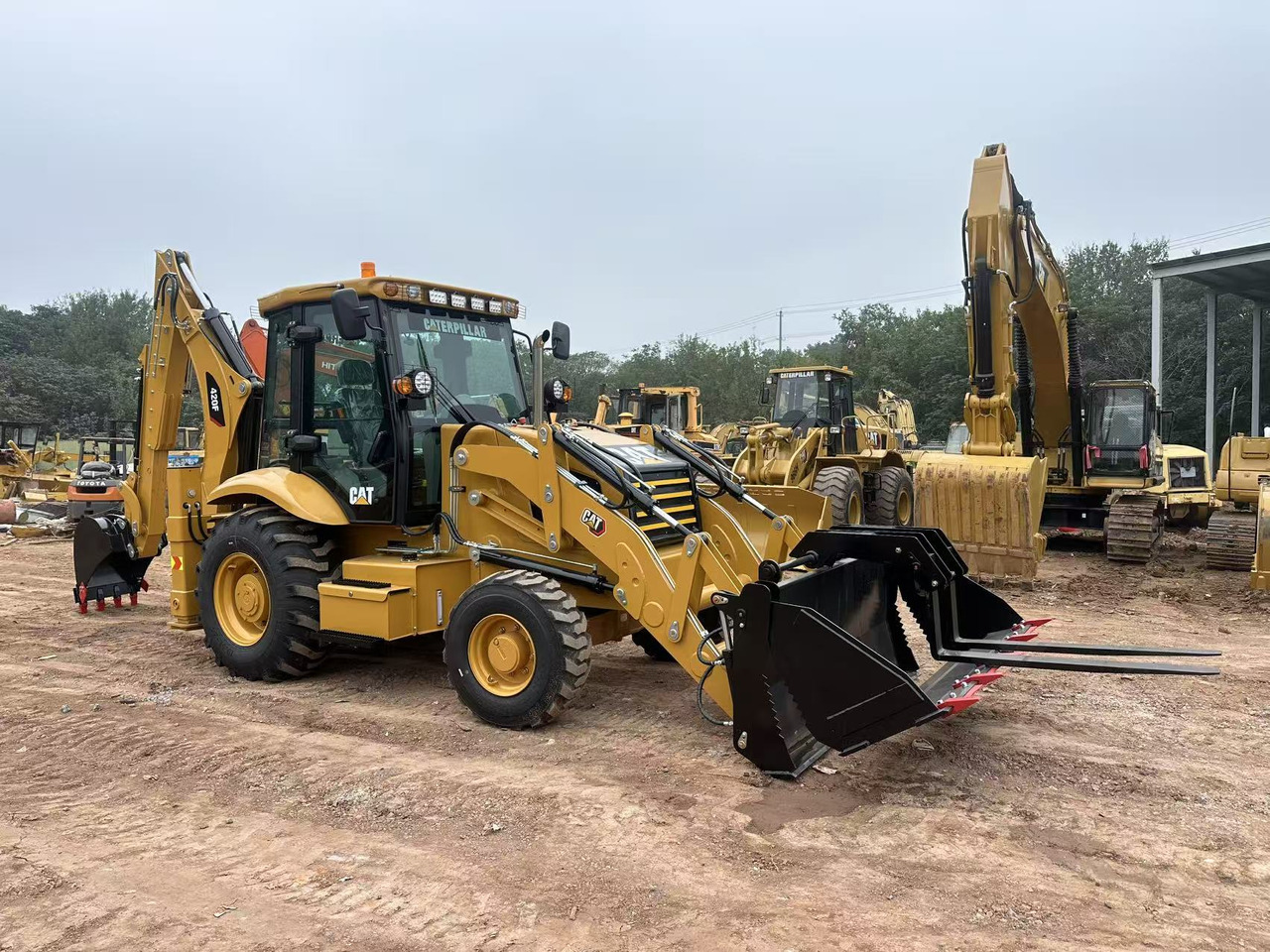CATERPILLAR 420F2 - Backhoe loader: gambar 1 CATERPILLAR 420F2 - Backhoe loader: gambar 1