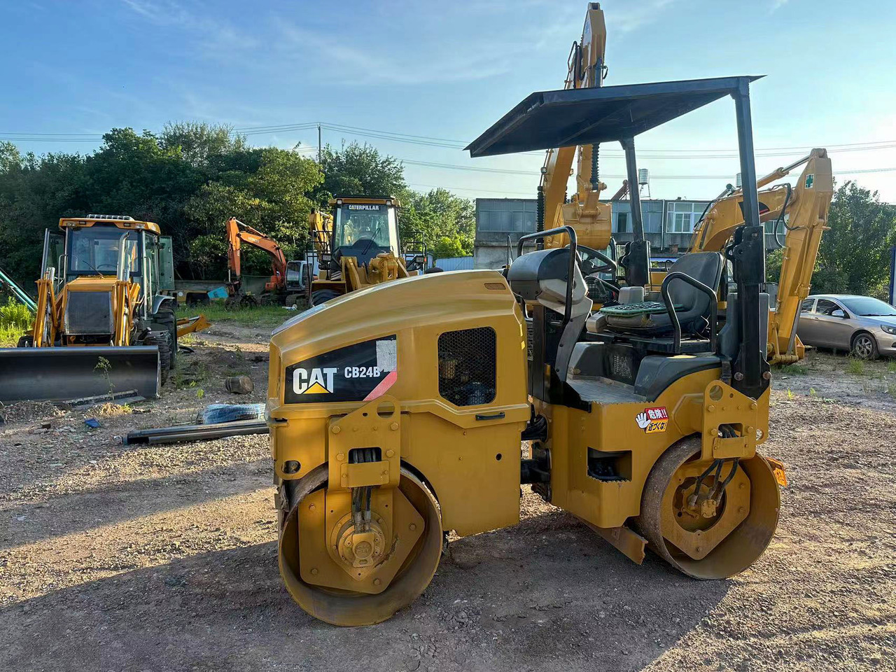 CATERPILLAR CB24B - Roller: gambar 1 CATERPILLAR CB24B - Roller: gambar 1
