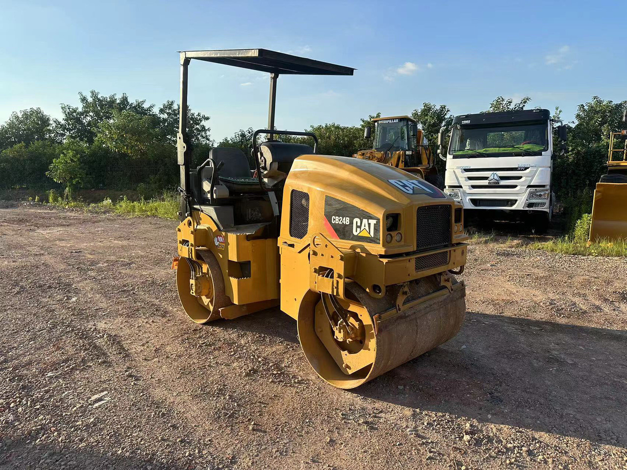 CATERPILLAR CB24B - Roller: gambar 1 CATERPILLAR CB24B - Roller: gambar 1