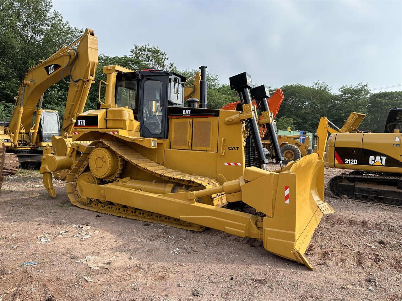 CATERPILLAR D7R - Bulldozer: gambar 1 CATERPILLAR D7R - Bulldozer: gambar 1
