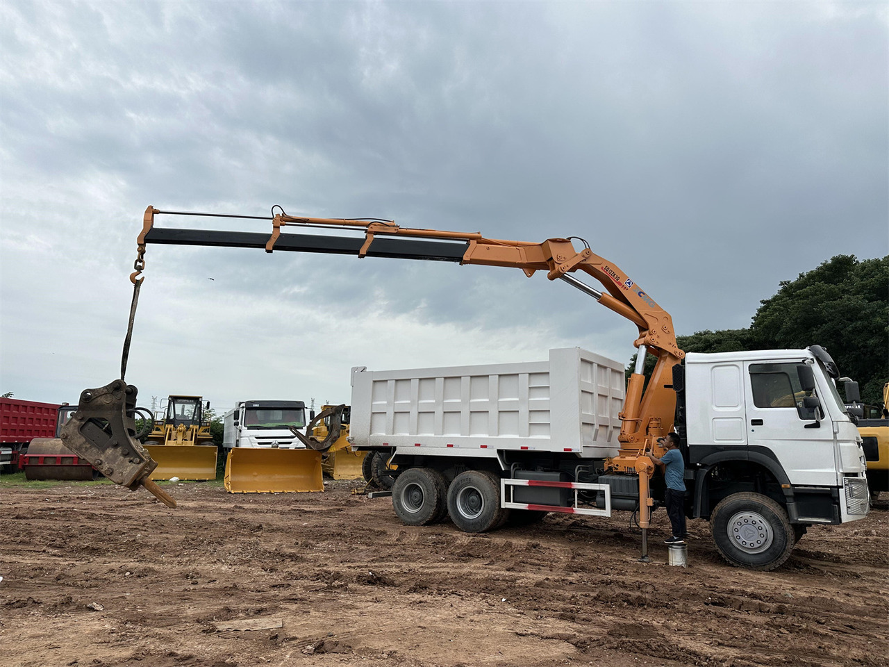 HOWO 371 Mounted Crane Dump truck - Truk derek: gambar 3 HOWO 371 Mounted Crane Dump truck - Truk derek: gambar 3