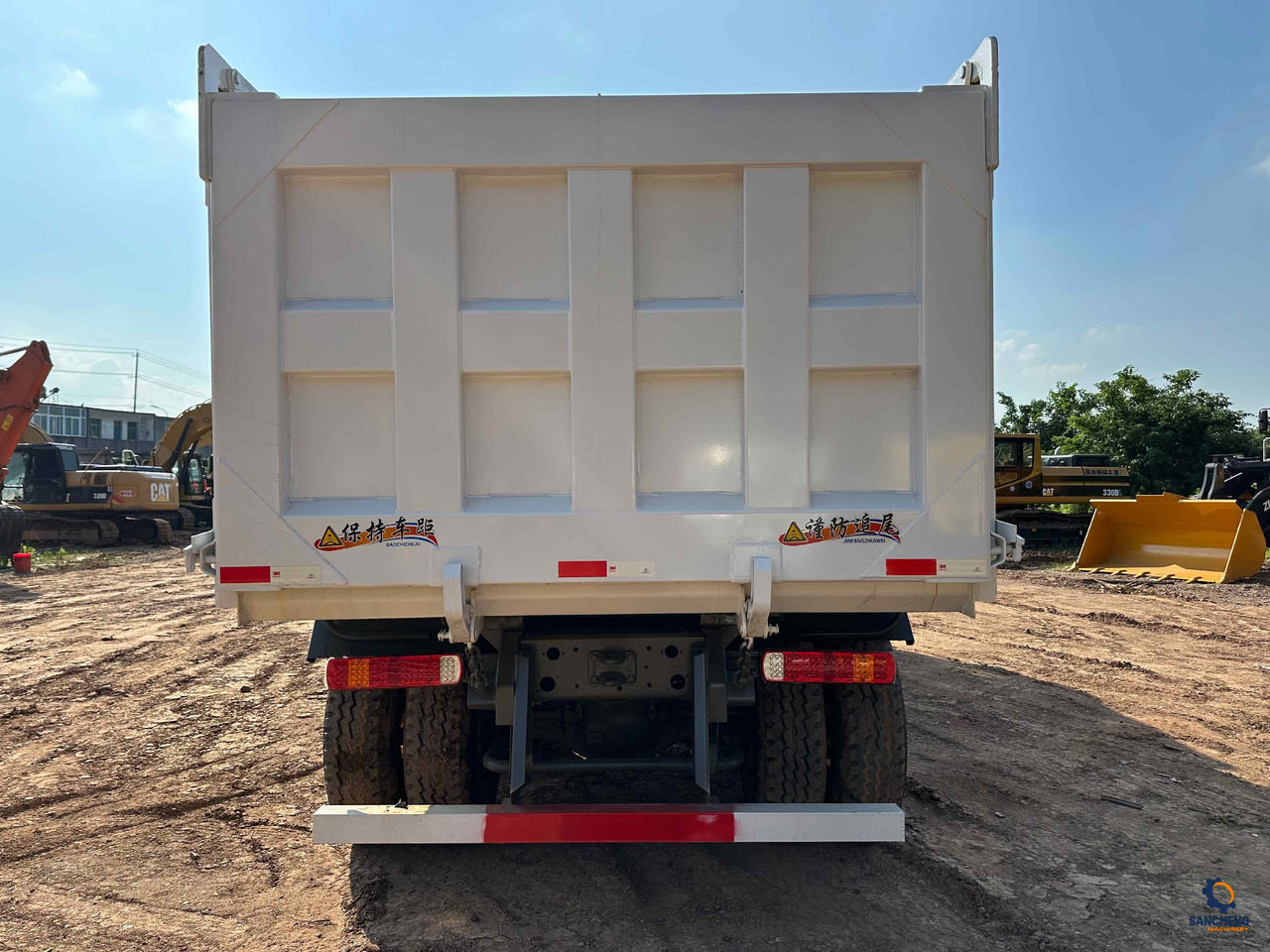 Truk jungkit HOWO 400: gambar 7