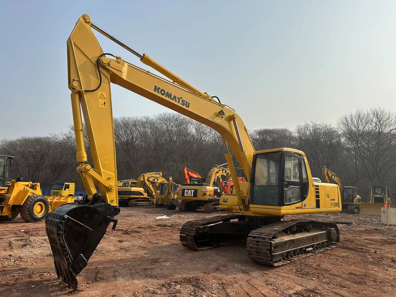 KOMATSU PC220-6 - Ekskavator perayap: gambar 2 KOMATSU PC220-6 - Ekskavator perayap: gambar 2