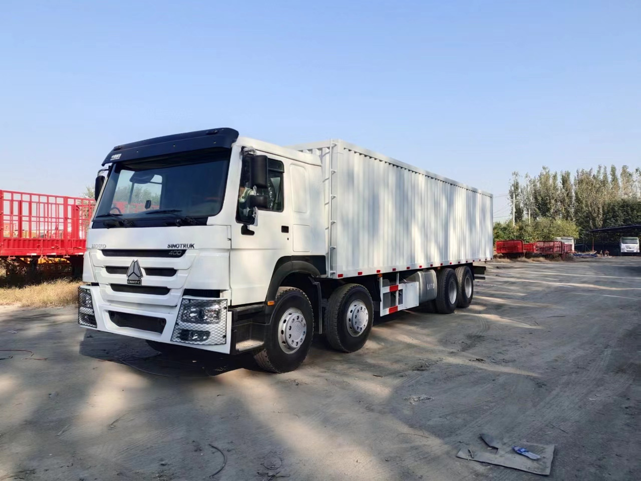 SINOTRUK 400 HOWO Box truck - Truk isotermal: gambar 1 SINOTRUK 400 HOWO Box truck - Truk isotermal: gambar 1