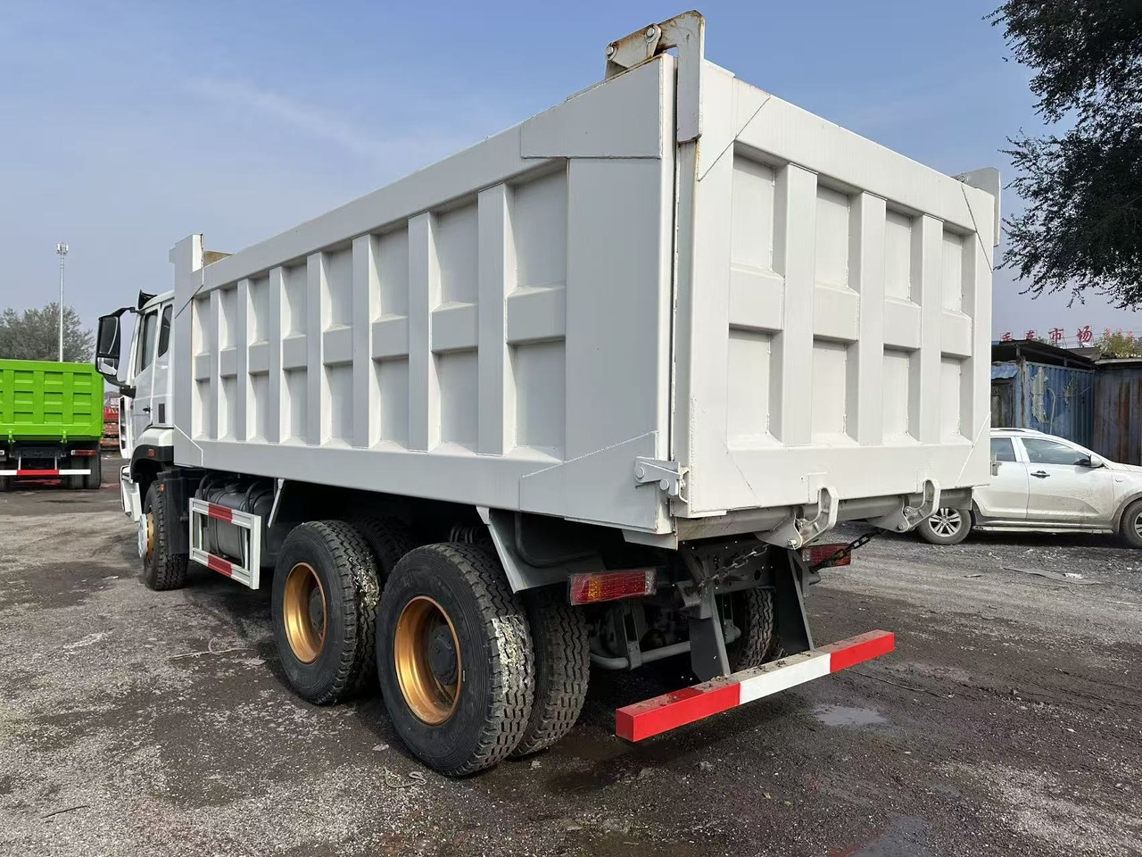 SINOTRUK HOHAN 400hp 6x4 tipper truck - Truk jungkit: gambar 5 SINOTRUK HOHAN 400hp 6x4 tipper truck - Truk jungkit: gambar 5