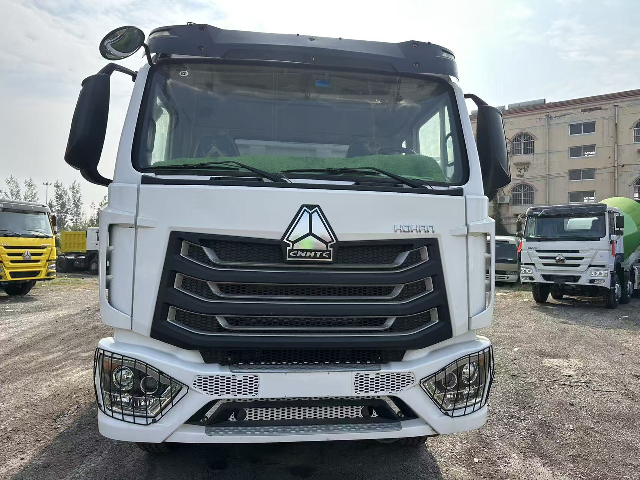 SINOTRUK HOHAN 400hp 6x4 tipper truck - Truk jungkit: gambar 4 SINOTRUK HOHAN 400hp 6x4 tipper truck - Truk jungkit: gambar 4