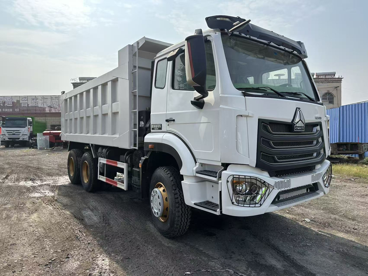 SINOTRUK HOHAN 400hp 6x4 tipper truck - Truk jungkit: gambar 1 SINOTRUK HOHAN 400hp 6x4 tipper truck - Truk jungkit: gambar 1