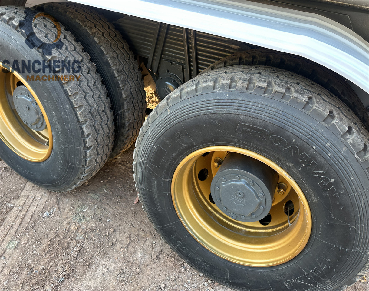 SINOTRUK HOWO 371 6x4 Water Tanker Truck - Truk tangki: gambar 5 SINOTRUK HOWO 371 6x4 Water Tanker Truck - Truk tangki: gambar 5