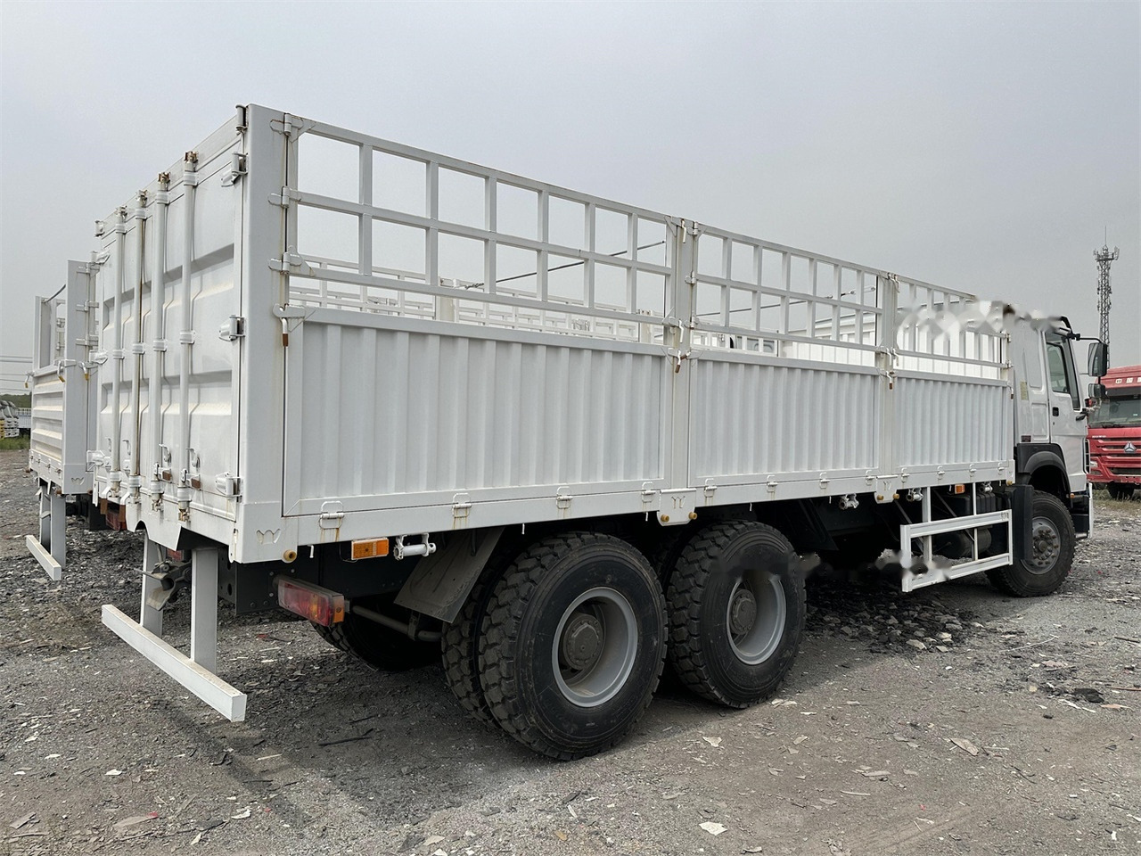 SINOTRUK HOWO 371 Cargo truck - Truk pengangkut hewan: gambar 4 SINOTRUK HOWO 371 Cargo truck - Truk pengangkut hewan: gambar 4