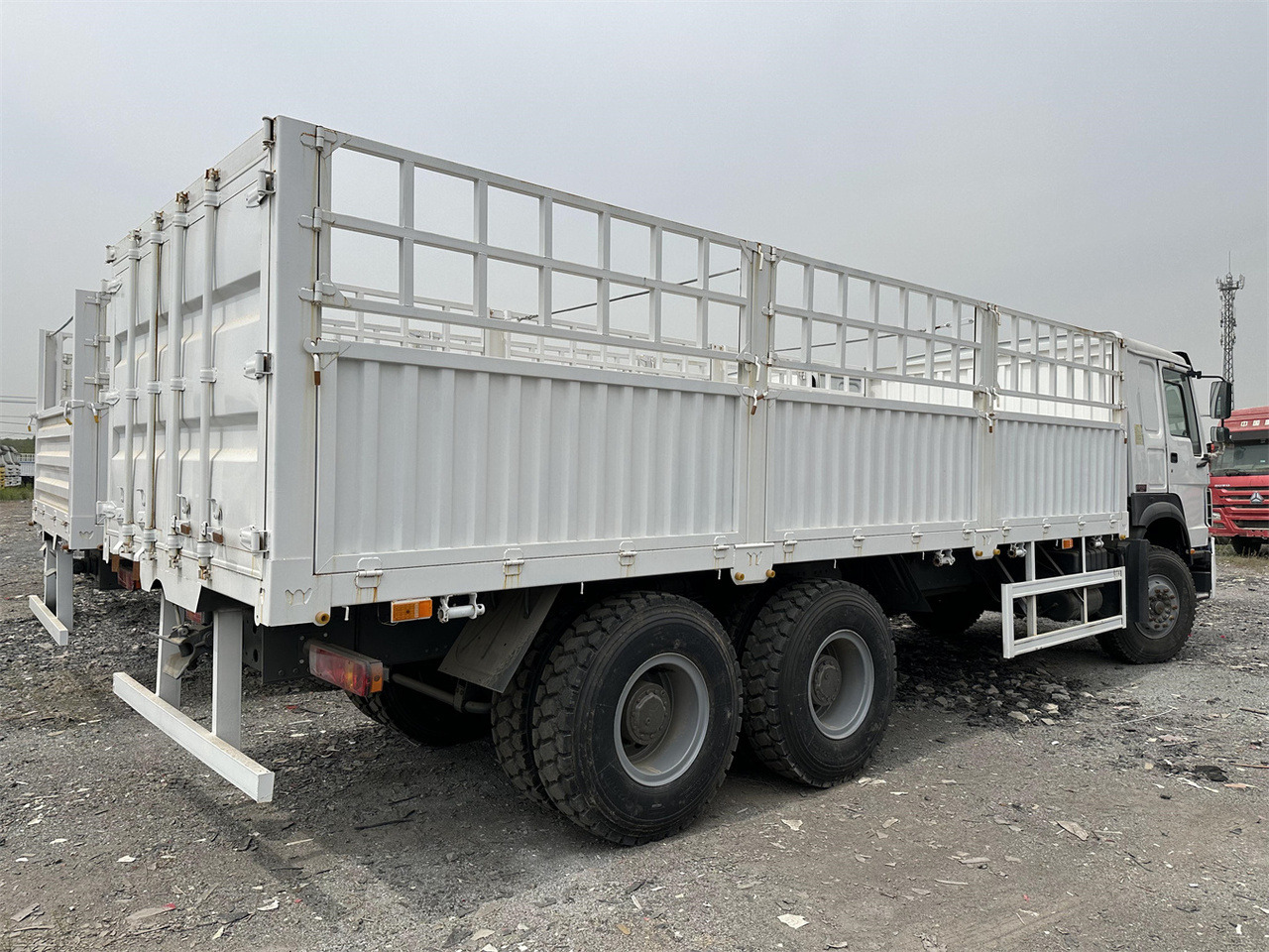 SINOTRUK HOWO 371 Cargo truck - Truk pengangkut hewan: gambar 4 SINOTRUK HOWO 371 Cargo truck - Truk pengangkut hewan: gambar 4