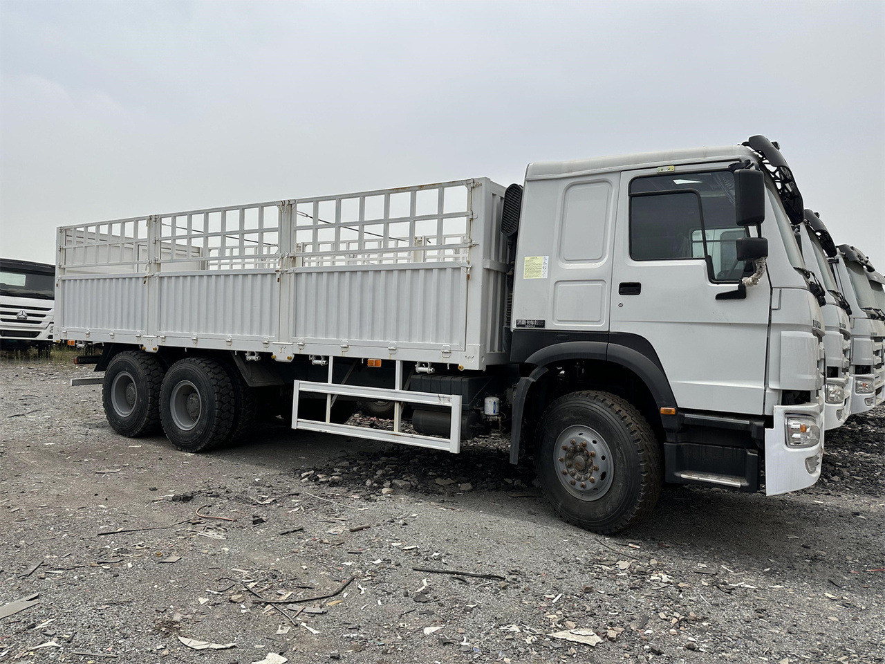 SINOTRUK HOWO 371 Cargo truck - Truk pengangkut hewan: gambar 3 SINOTRUK HOWO 371 Cargo truck - Truk pengangkut hewan: gambar 3