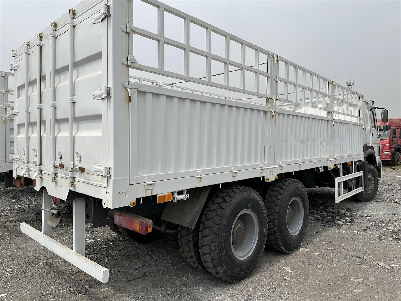 SINOTRUK HOWO 371 Cargo truck - Truk pengangkut hewan: gambar 3 SINOTRUK HOWO 371 Cargo truck - Truk pengangkut hewan: gambar 3