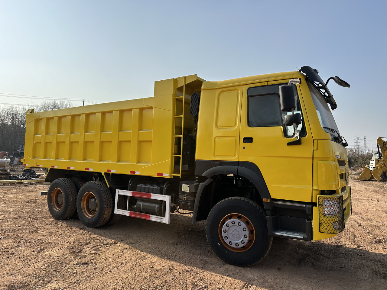 SINOTRUK HOWO 371 - Truk jungkit: gambar 3 SINOTRUK HOWO 371 - Truk jungkit: gambar 3