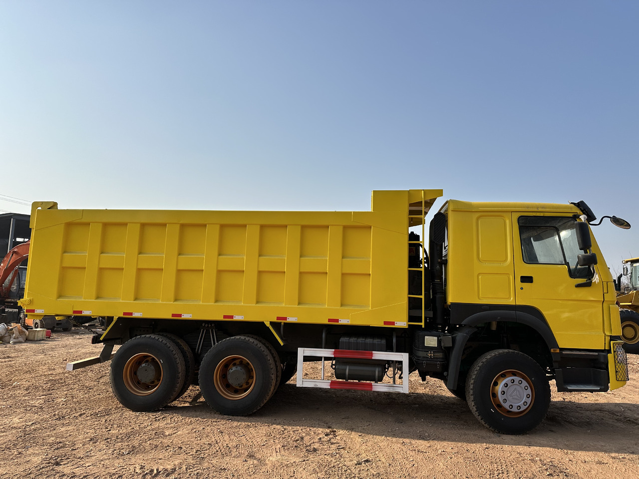 SINOTRUK HOWO 371 - Truk jungkit: gambar 4 SINOTRUK HOWO 371 - Truk jungkit: gambar 4
