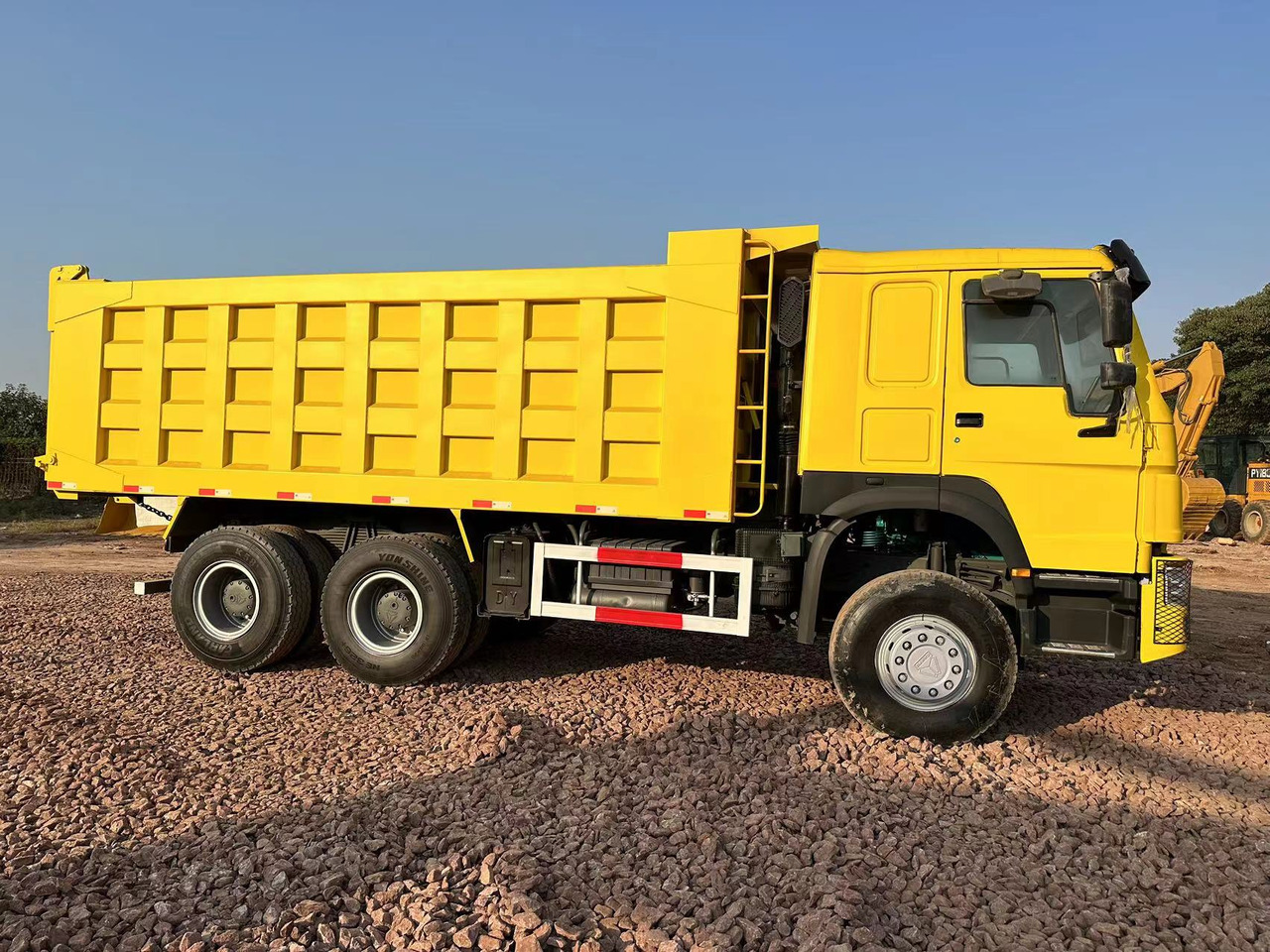 SINOTRUK HOWO 371 Dump Truck - Truk jungkit: gambar 3 SINOTRUK HOWO 371 Dump Truck - Truk jungkit: gambar 3